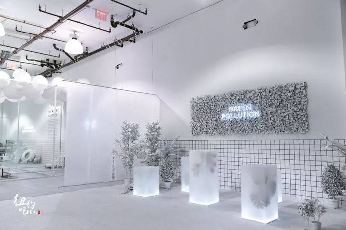主題快閃店形式的展覽策劃，黑白風(fēng)格很是印象深刻