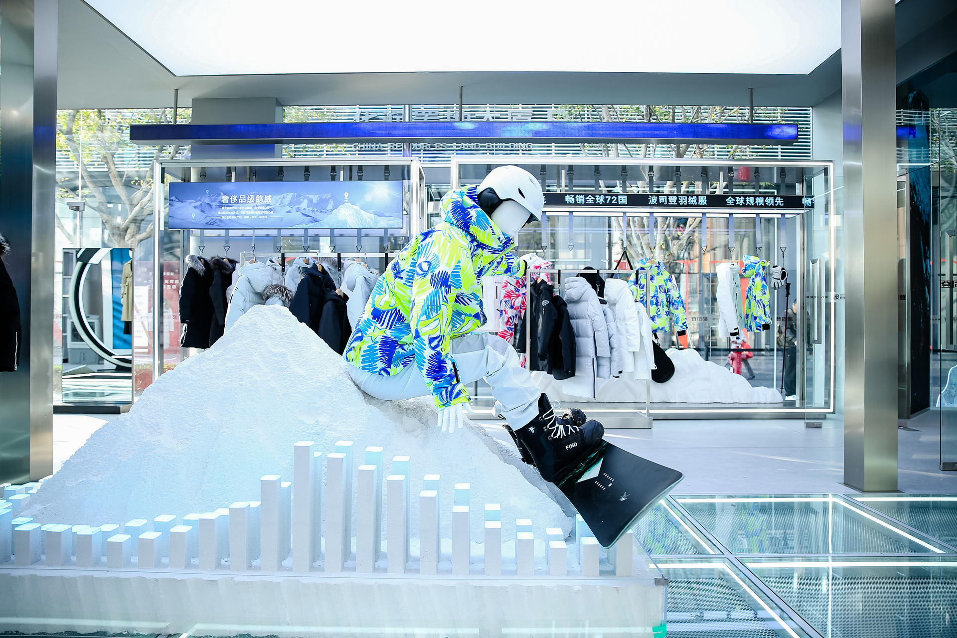 波司登快閃店活動(dòng)策劃融合雪山、陽光等自然元素，帶來了“第一場雪”