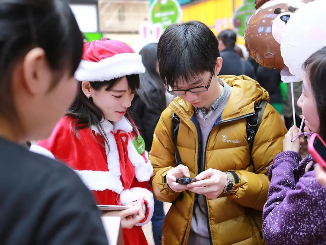 通訊軟件LINE這波圣誕營(yíng)銷(xiāo)活動(dòng)策劃創(chuàng)下了驚人的下載量 - 第13張 - 會(huì)展活動(dòng)策劃CCASY.COM 通訊軟件LINE這波圣誕營(yíng)銷(xiāo)活動(dòng)策劃創(chuàng)下了驚人的下載量 - 第13張