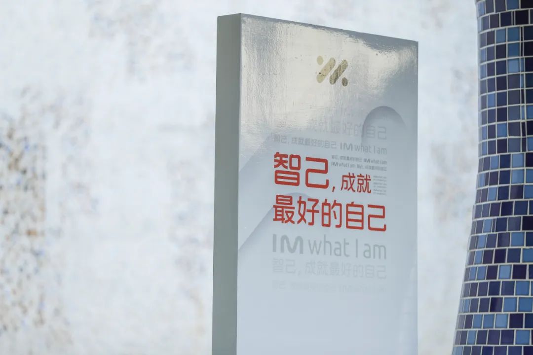 智己LS7上市發(fā)布會(huì)活動(dòng)策劃使用了超大型戶外弧形大屏，視覺體驗(yàn)杠杠